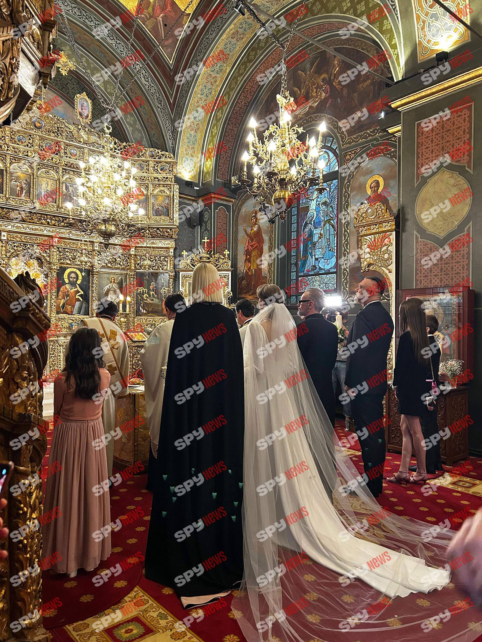 Mihai Albu a ajuns în fața altarului alături de mireasa lui, Elena. Informații în timp real de la cununia religioasă