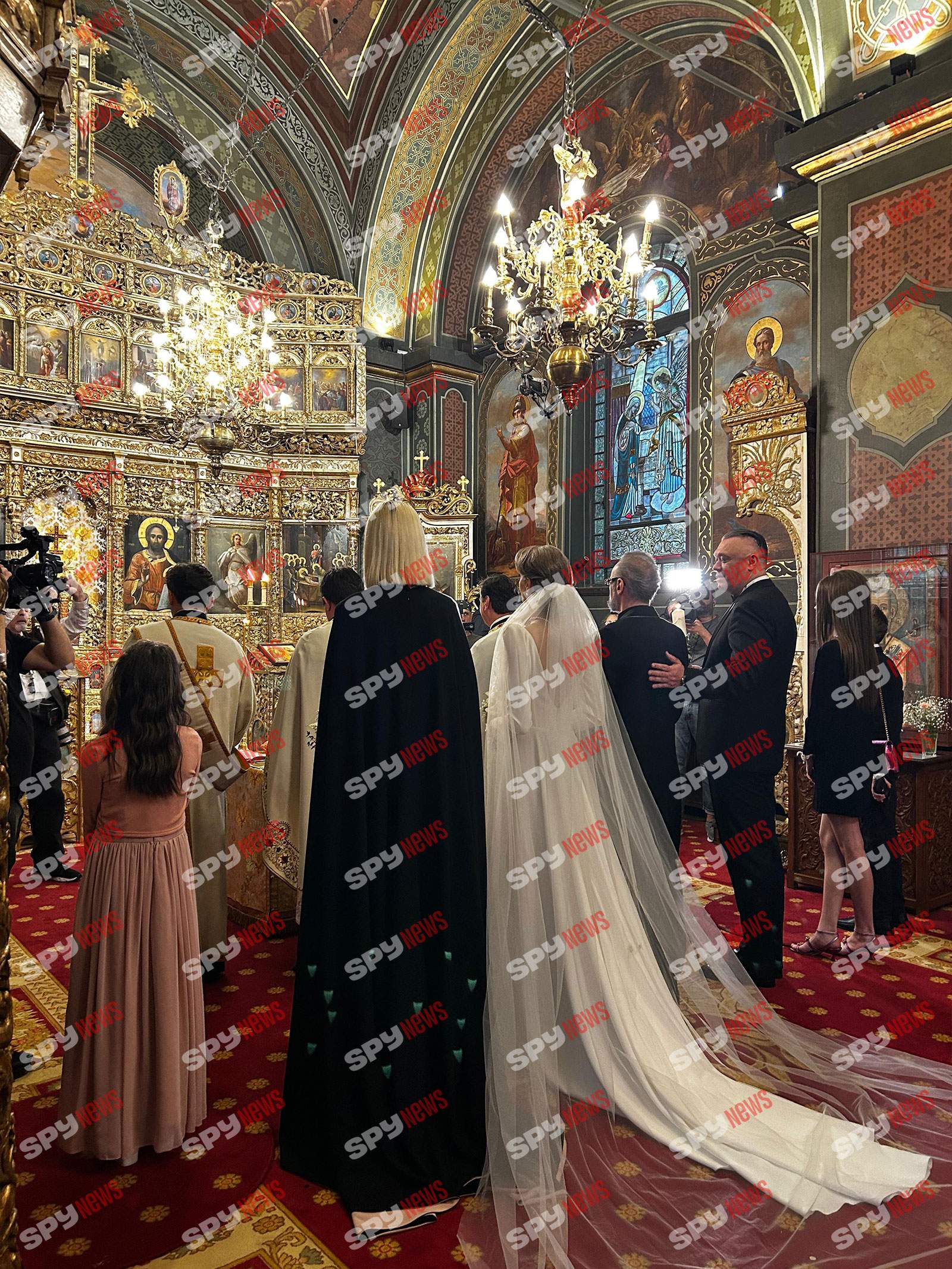 Mihai Albu a ajuns în fața altarului alături de mireasa lui, Elena. Informații în timp real de la cununia religioasă