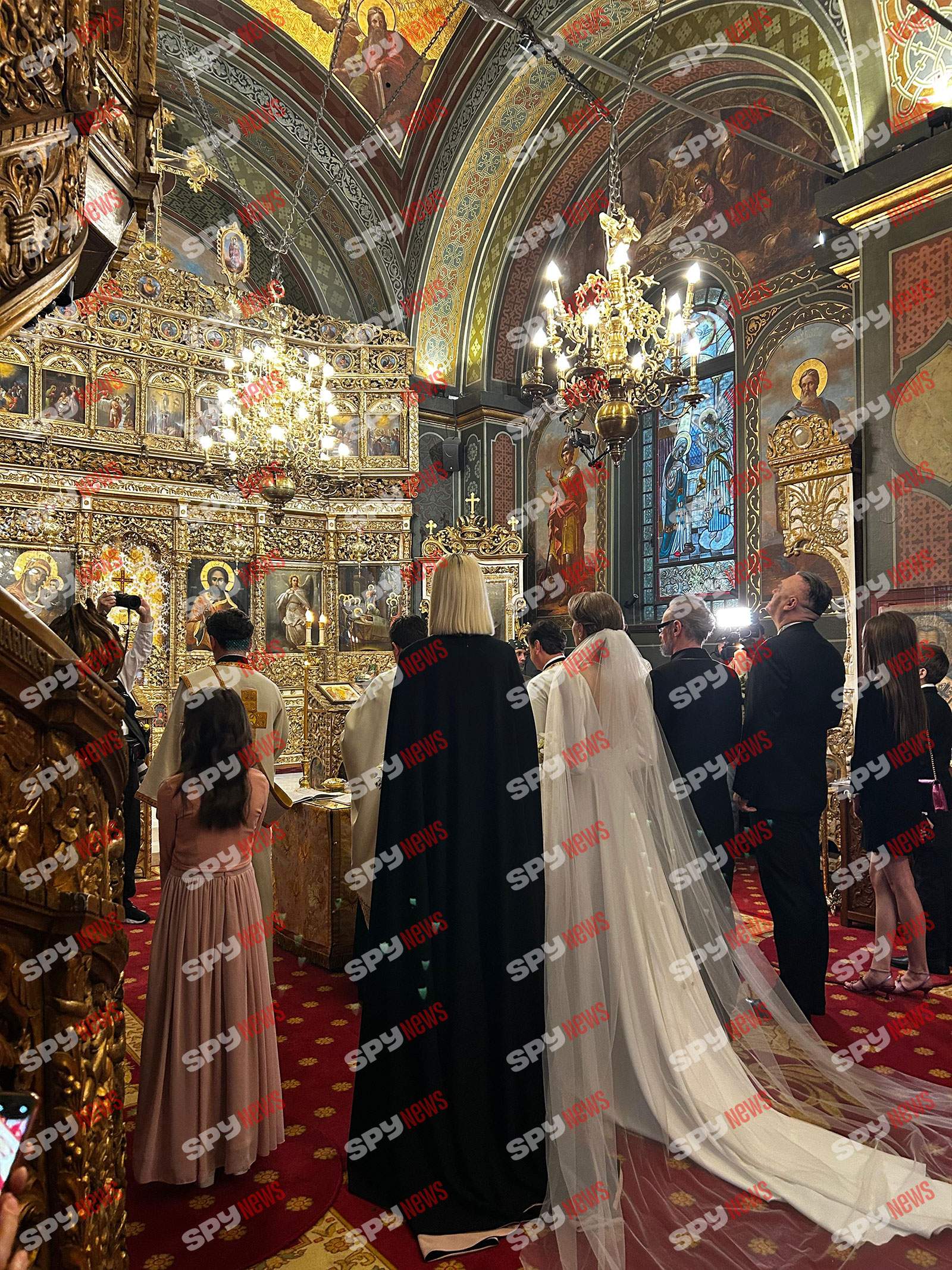 Mihai Albu a ajuns în fața altarului alături de mireasa lui, Elena. Informații în timp real de la cununia religioasă