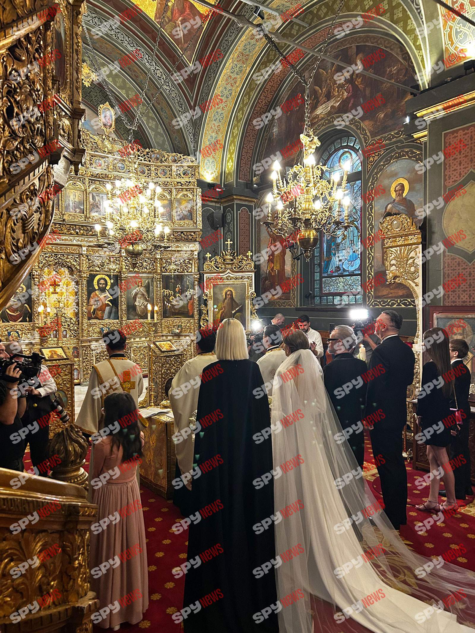 Mihai Albu a ajuns în fața altarului alături de mireasa lui, Elena. Informații în timp real de la cununia religioasă