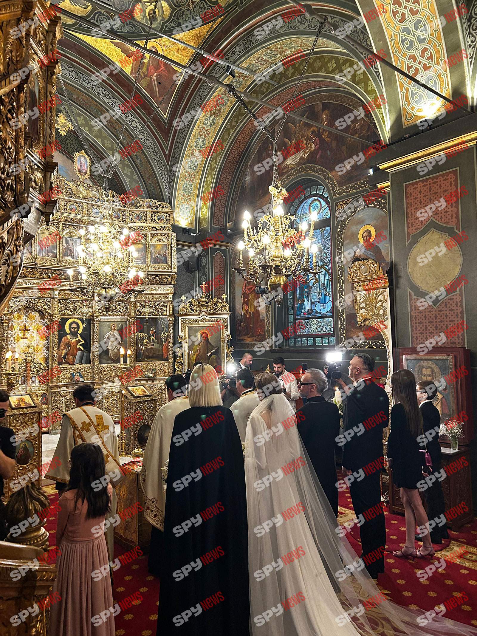 Mihai Albu a ajuns în fața altarului alături de mireasa lui, Elena. Informații în timp real de la cununia religioasă