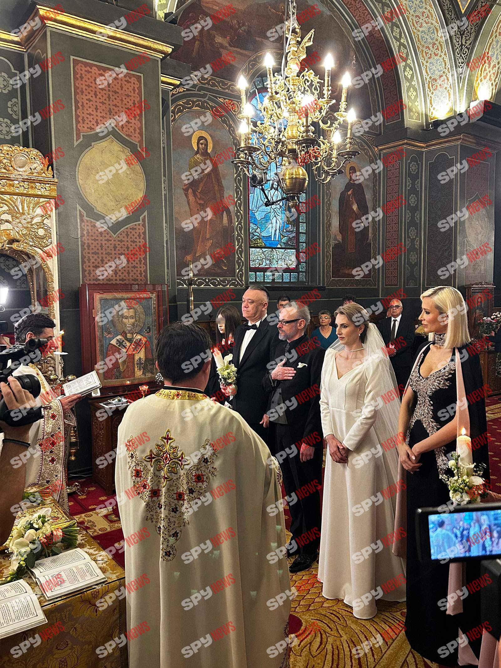 Mihai Albu a ajuns în fața altarului alături de mireasa lui, Elena. Informații în timp real de la cununia religioasă