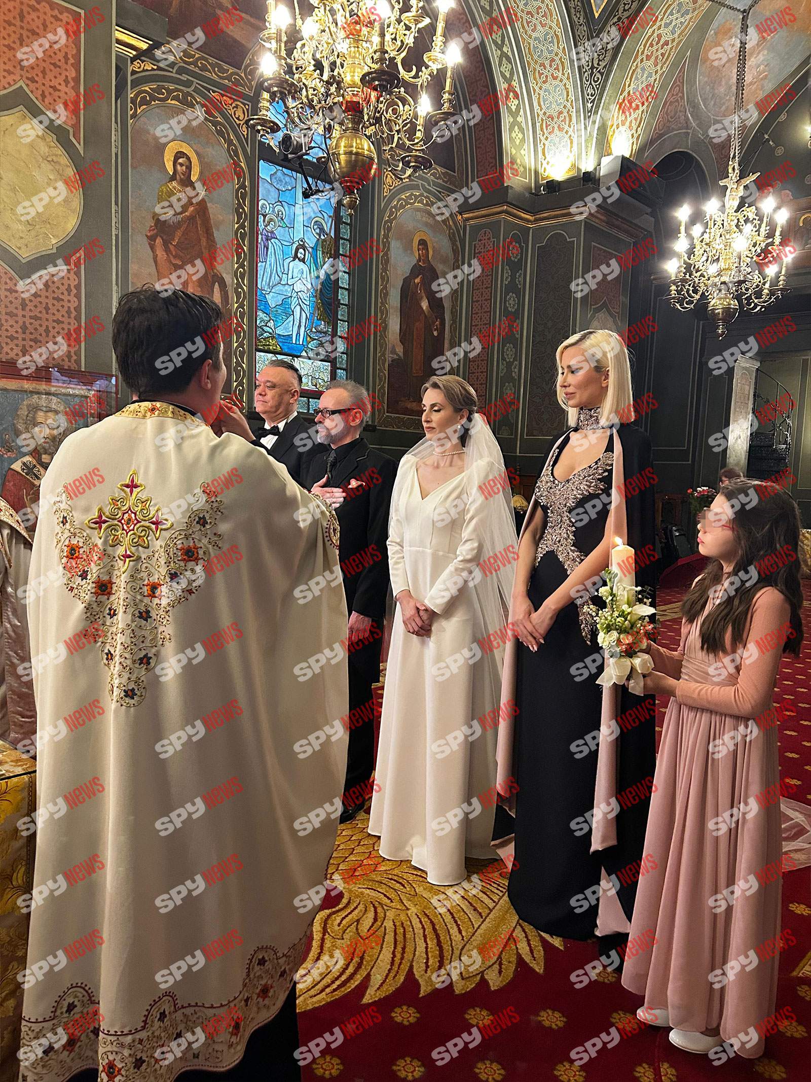 Mihai Albu a ajuns în fața altarului alături de mireasa lui, Elena. Informații în timp real de la cununia religioasă
