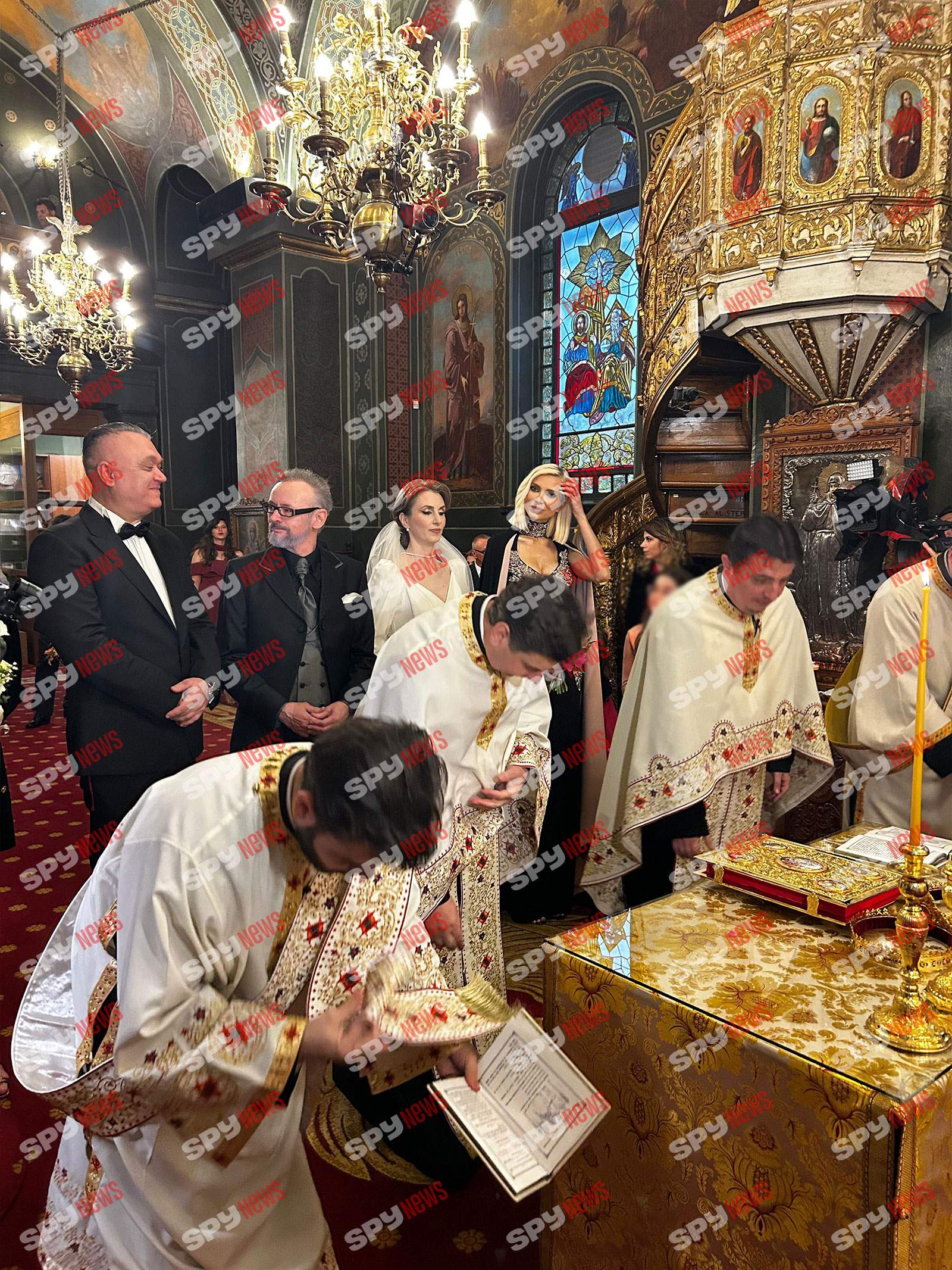 Mihai Albu a ajuns în fața altarului alături de mireasa lui, Elena. Informații în timp real de la cununia religioasă
