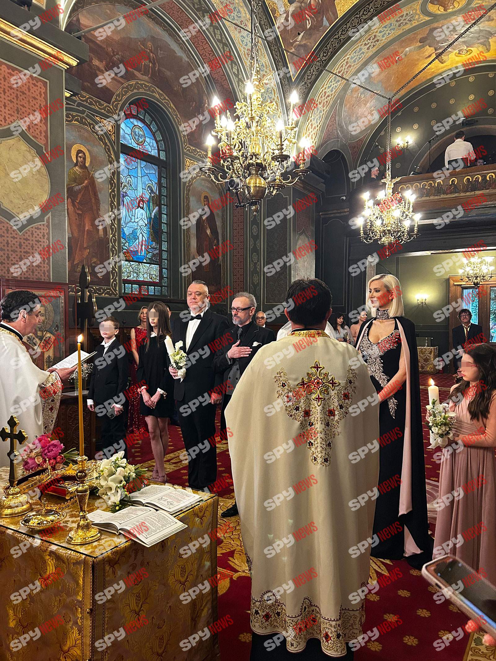 Mihai Albu a ajuns în fața altarului alături de mireasa lui, Elena. Informații în timp real de la cununia religioasă