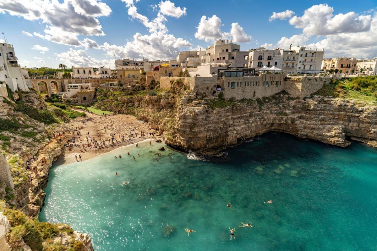 Polignano a Mare este un oraș-coastă situat în regiunea Puglia, în sud-estul Italiei, pe malul Mării Adriatice