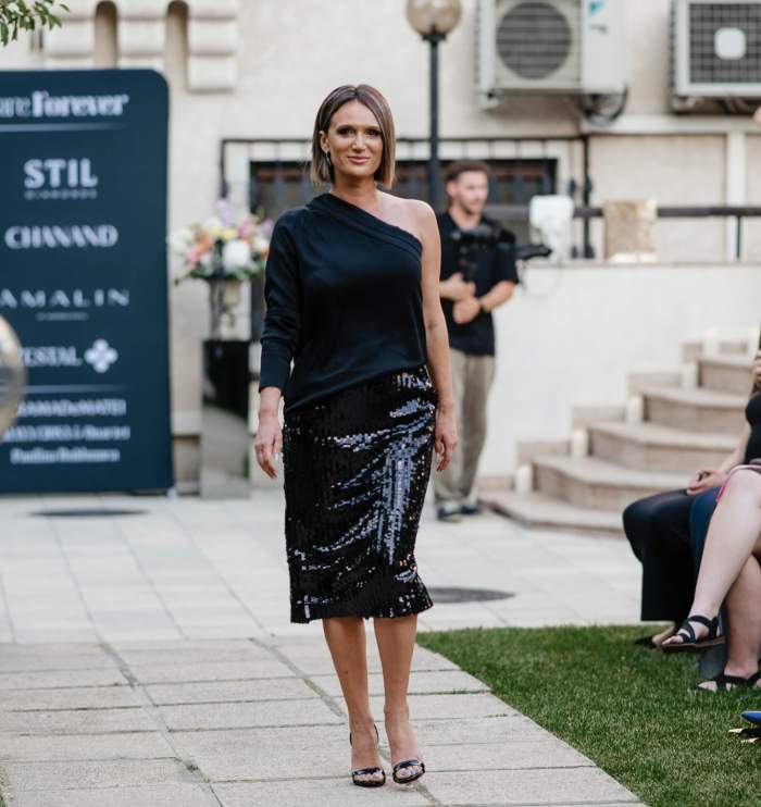 Carmen Negoiță poarta o tinută eleganta de culoare neagra