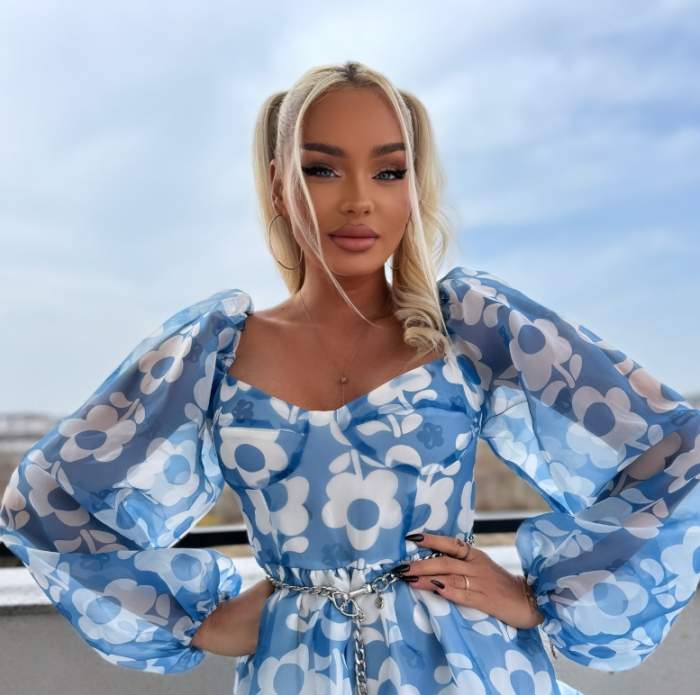 maria constantin intr-o rochie cu flori