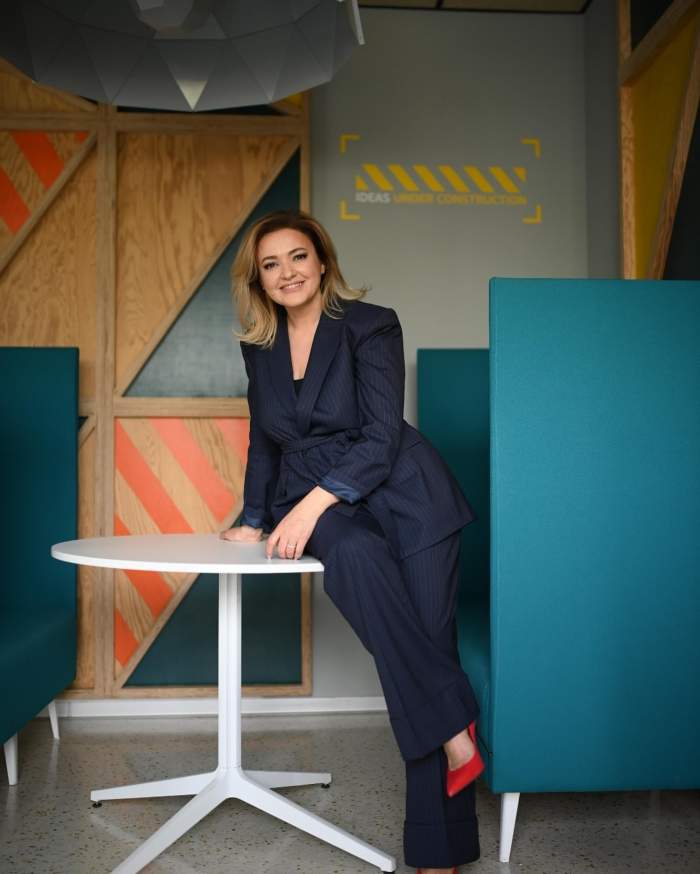 Cristina Batlan este asezata pe un scaun