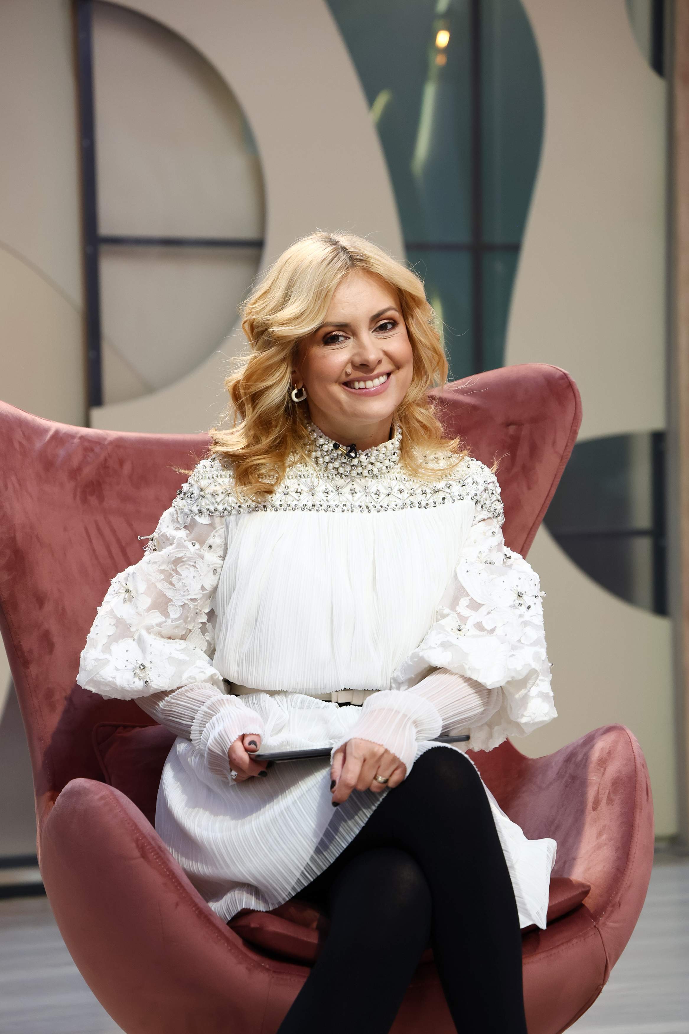Provocare pentru concurenții din casa Mireasa. Task-ul cabinei telefonice a început cu momente intense