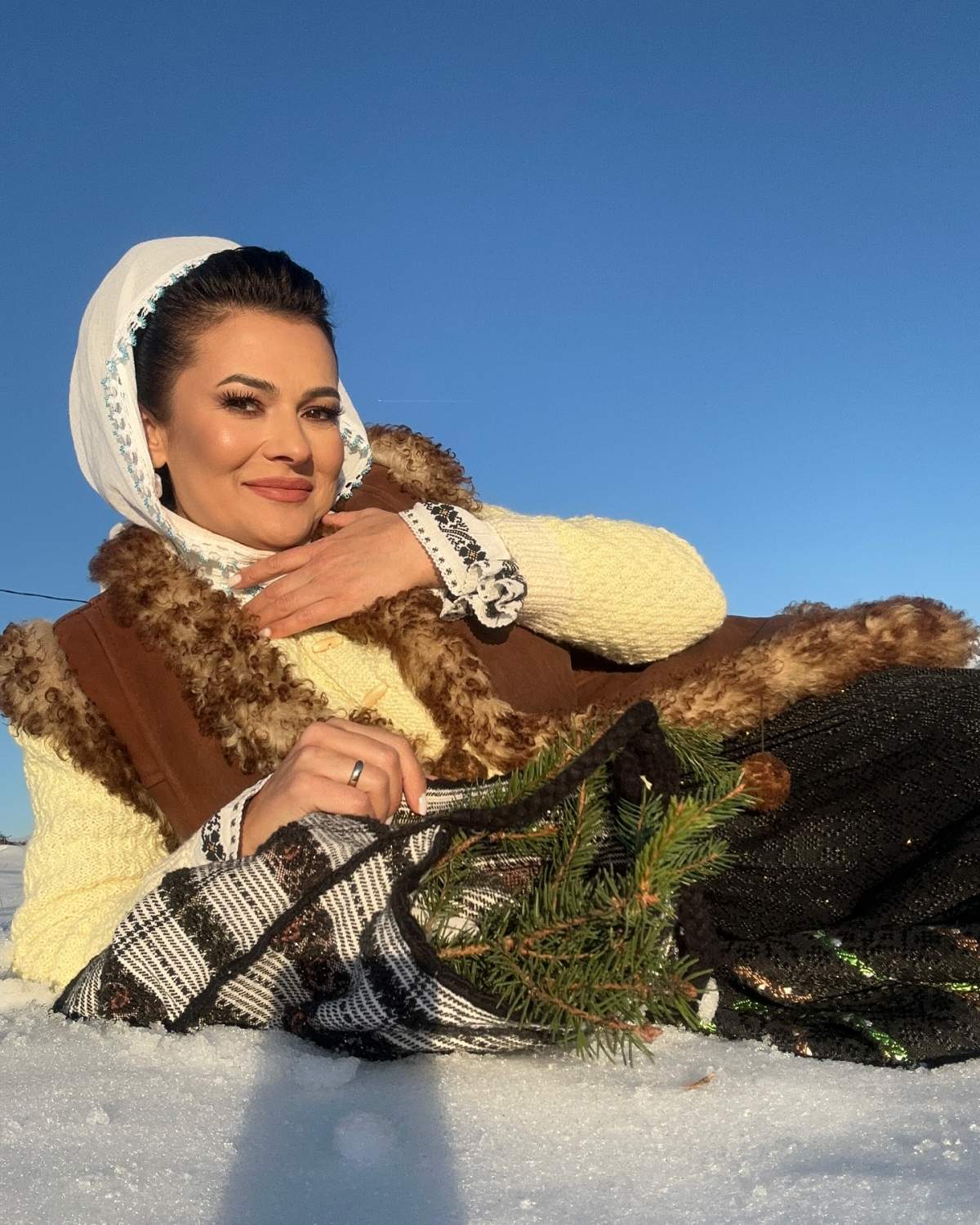 olguta berbec in costum popular sta pe jos
