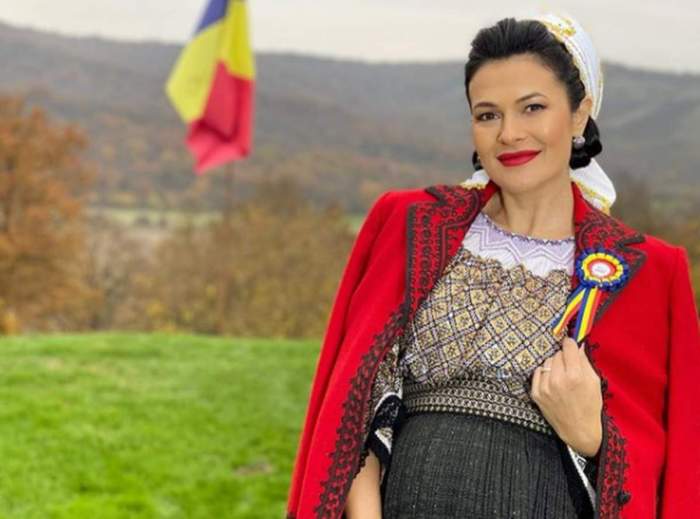 olguta berbec imbracata in rosu