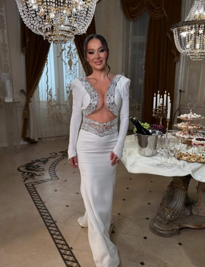 vladuta lupau acasa in rochie