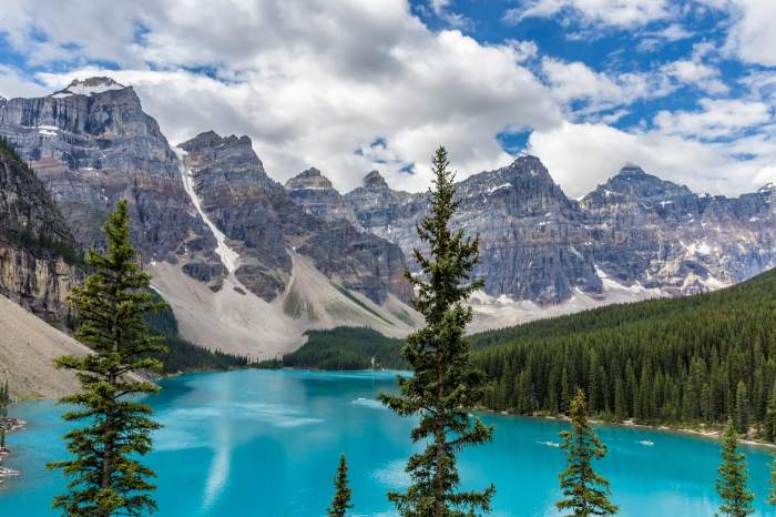 Lac munți copaci peisaj la Lacul Moraine, Canada cu reflecție