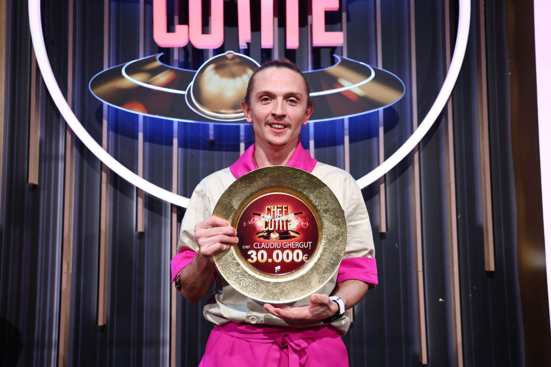 Claudiu Gherguț, cuțitul de aur al lui Chef Orlando Zaharia, a câștigat sezonul 15 Chefi la cuțite. Finala show-ului culinar, lider detașat de audiență