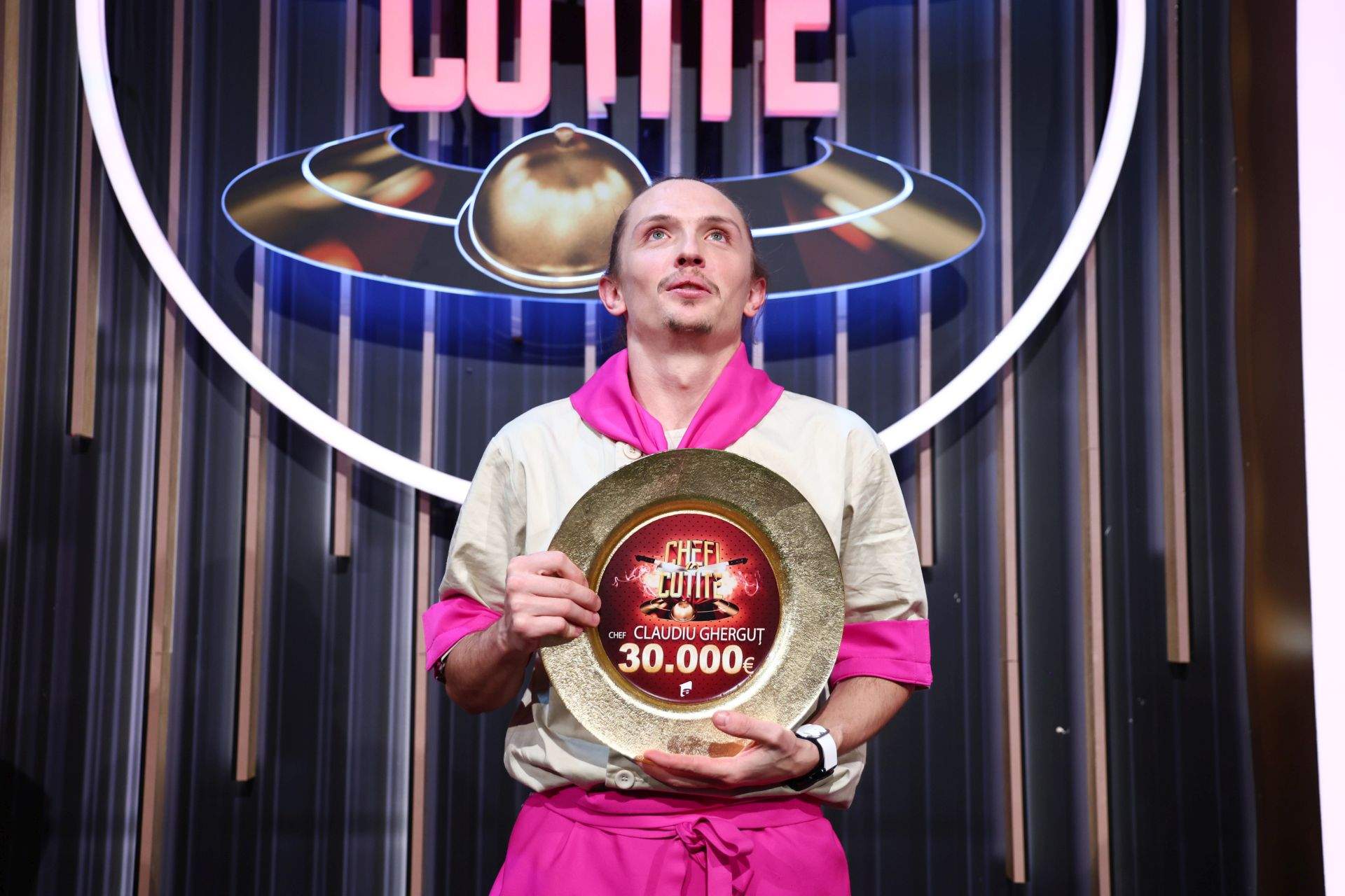 Claudiu Gherguț, cuțitul de aur al lui Chef Orlando Zaharia, a câștigat sezonul 15 Chefi la cuțite. Finala show-ului culinar, lider detașat de audiență