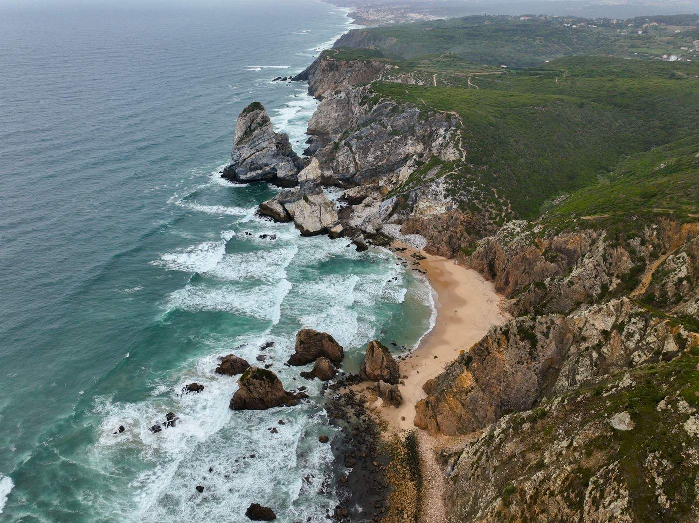 Plaja Ursa din Sintra este una dintre cele mai impresionante din Portugalia