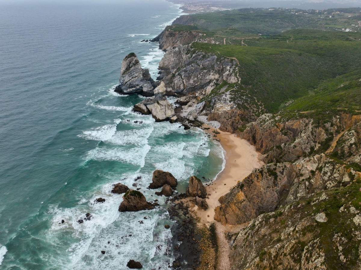 Plaja Ursa din Sintra este una dintre cele mai impresionante din Portugalia