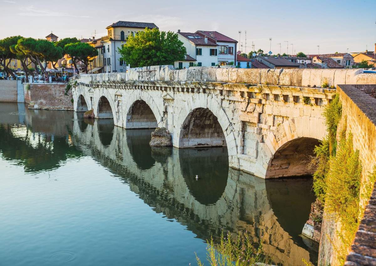 Podul lui Tiberiu (Ponte di Tiberio) în Rimini, Italia