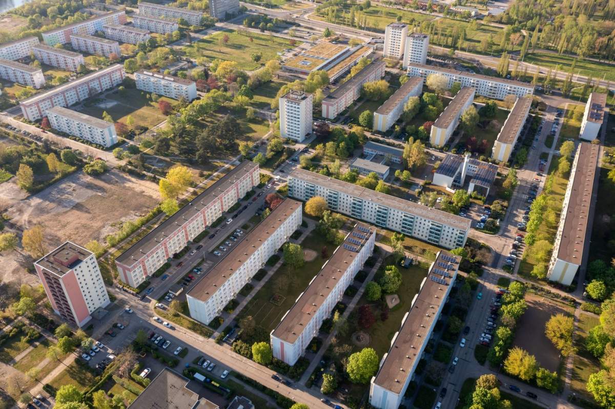 Vedere de clădiri rezidențiale moderne într-un oraș din Germania, cartiere în Eisenhüttenstadt, Brandenburg, Germania