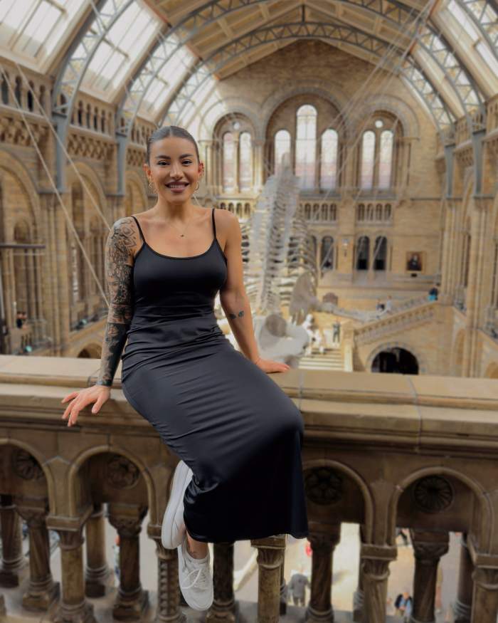 Nicoleta Nuca poartă o rochie neagra