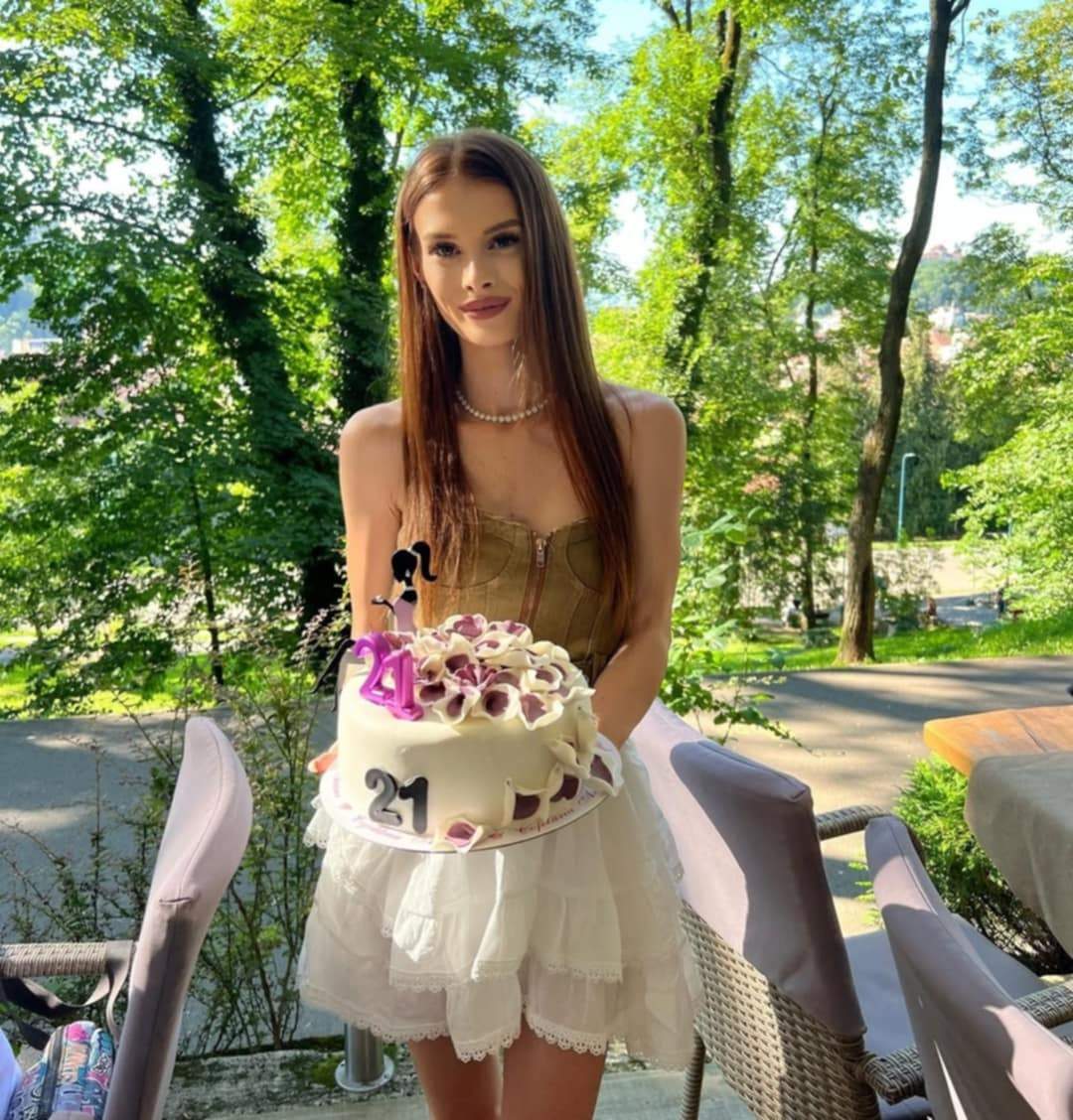 Cine este Teodora Marcu de la Insula Iubirii, tânăra împușcată în plină stradă. Ce a postat inainte de incident | FOTO