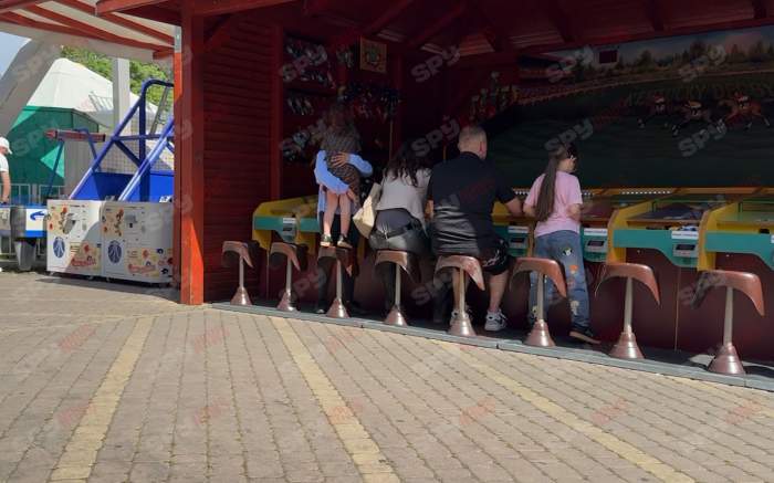 Divorțați, dar împreună! Mădălina Pamfile și fostul soț și-au scos copiii și bona în parc! Cum se înțeleg cei doi după ce s-au separat official | PAPARAZZI