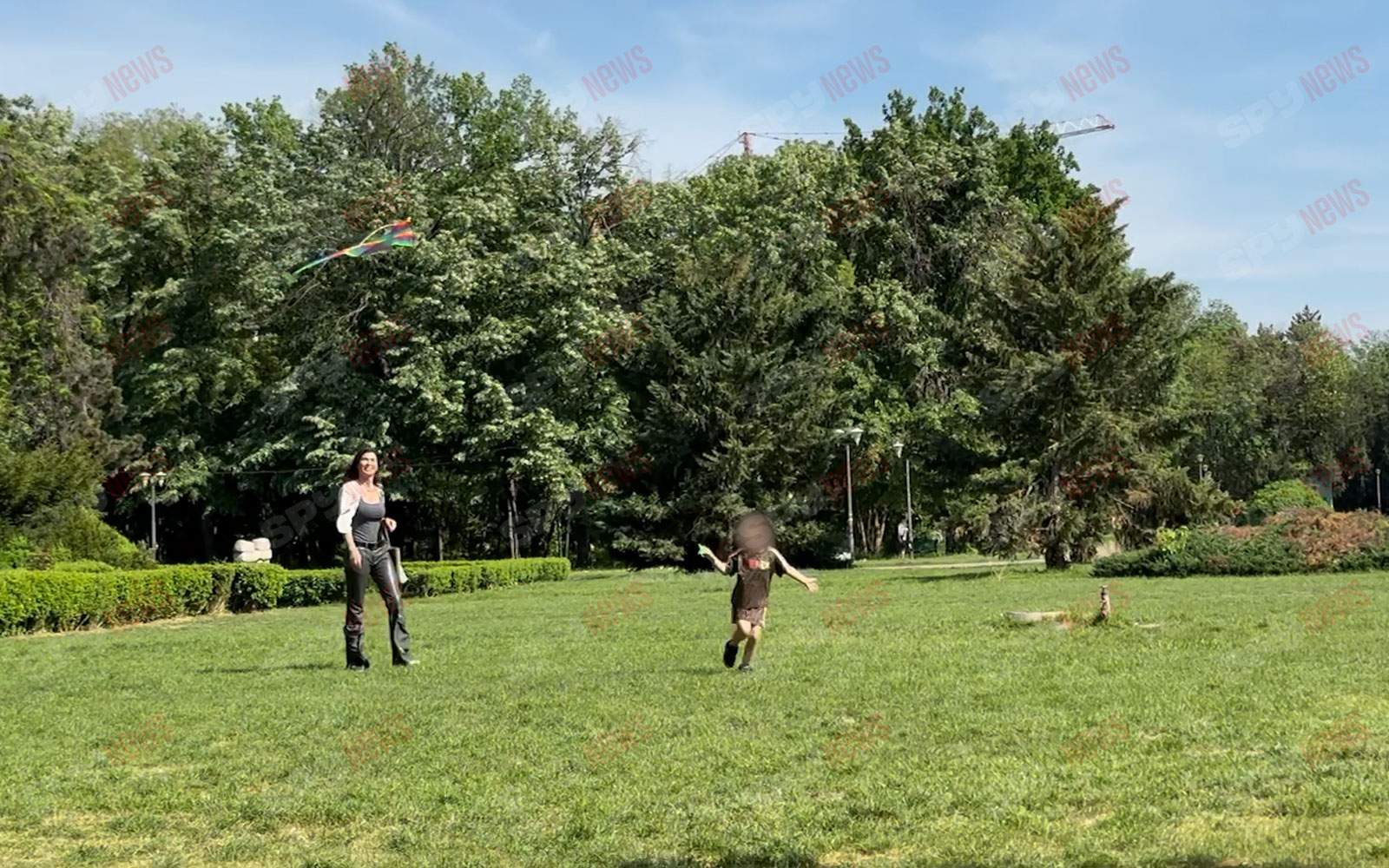 Divorțați, dar împreună! Mădălina Pamfile și fostul soț și-au scos copiii și bona în parc! Cum se înțeleg cei doi după ce s-au separat official | PAPARAZZI