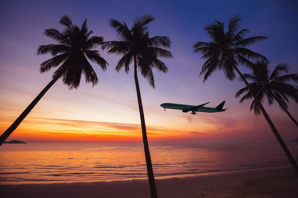 avion decolare la apus de soare, vacanțe pe conceptul de insulă tropicală, zbor, plajă de călătorie