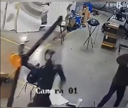 robot ataca oameni