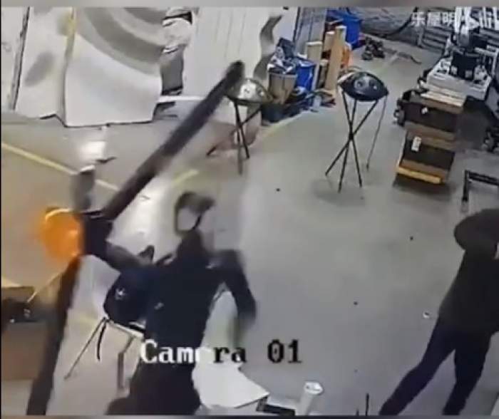 robot ataca oameni