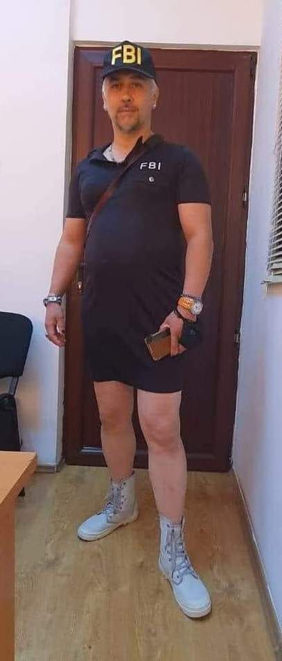 Polițistul local în rochiță, atacat la poșetă / Veste teribilă, în dosarul de hărțuire