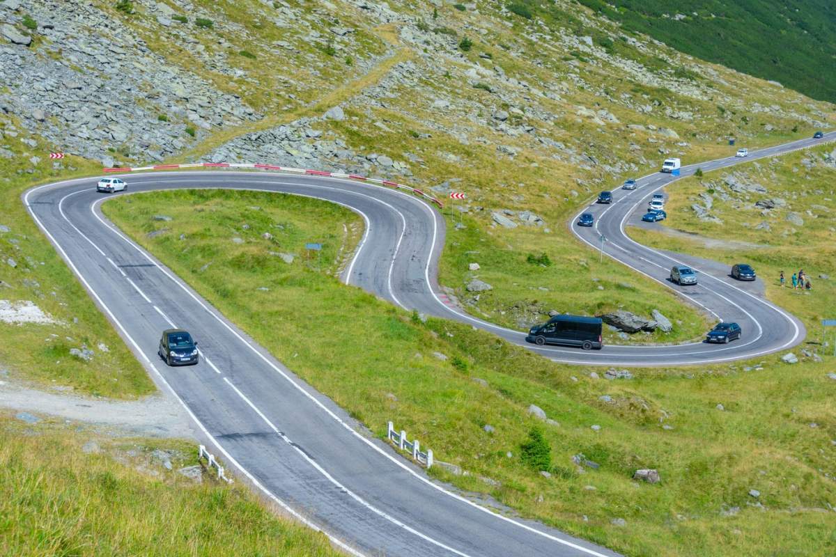 Drumul Transfăgărășan văzut într-o zi însorită de vară, România