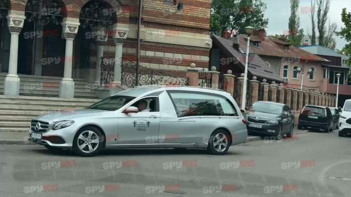 EXCLUSIV. Imagini dureroase de la înmormântarea lui Mircea Cîmpeanu! Familia și vedetele își iau rămas bun | VIDEO