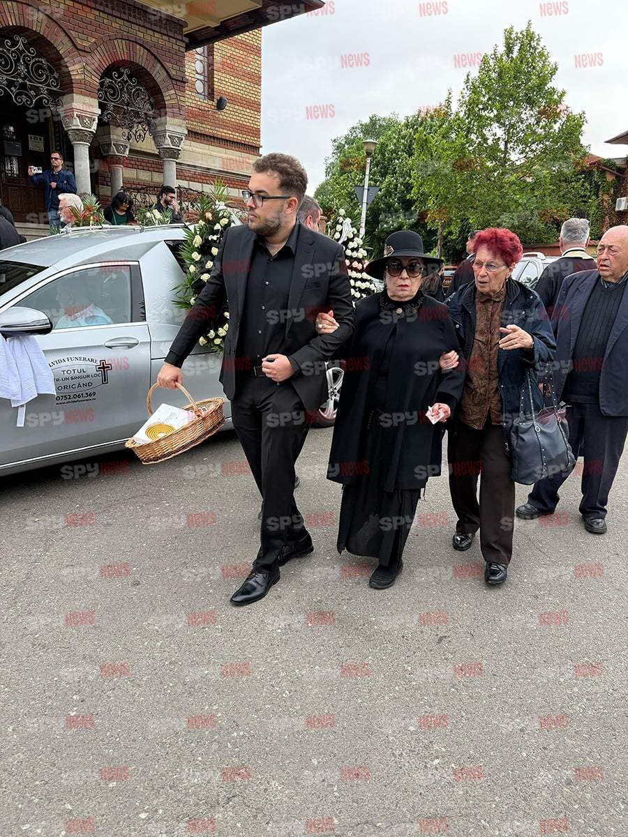 EXCLUSIV. Imagini dureroase de la înmormântarea lui Mircea Cîmpeanu! Familia și vedetele își iau rămas bun | VIDEO