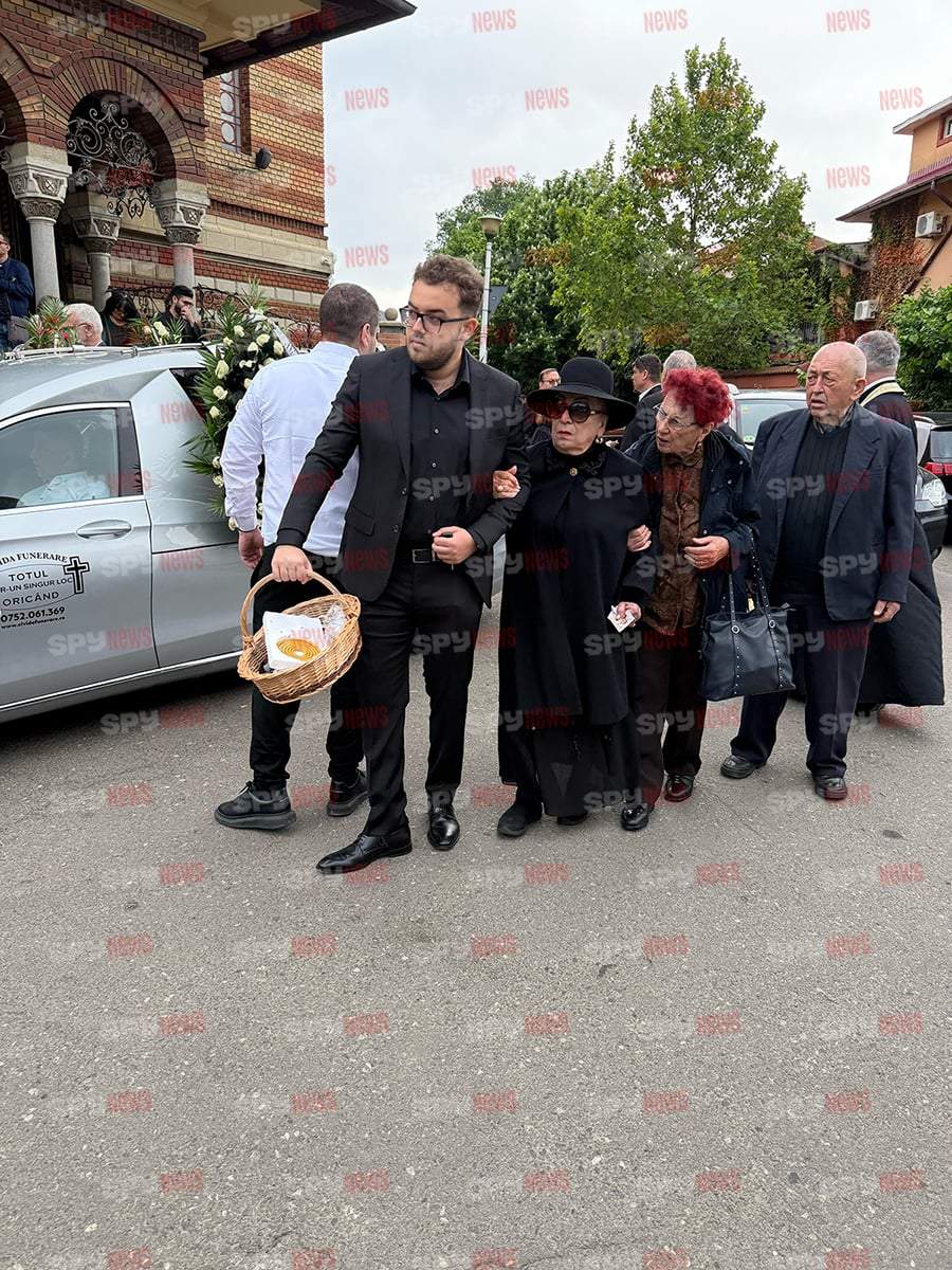 EXCLUSIV. Imagini dureroase de la înmormântarea lui Mircea Cîmpeanu! Familia și vedetele își iau rămas bun | VIDEO