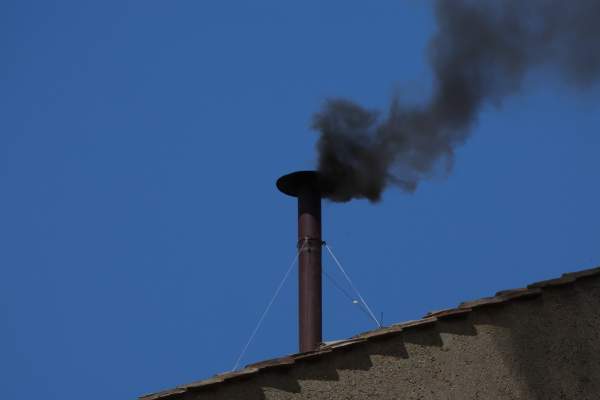 S-a ridicat fumul negru la Vatican a doua oară, după votul pentru alegerea noului Papă. Ce înseamnă acest lucru