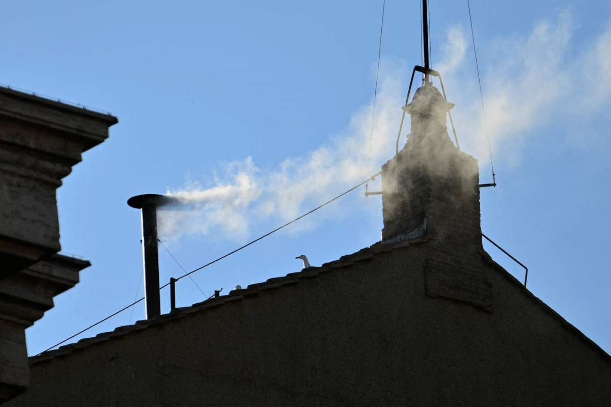 Această fotografie arată fumul alb care se ridică din chinmeul Capelei Sixtine, semnalând că cardinalii au ales un nou papă în timpul conclavului lor de la Vatican, la 8 mai 2025.