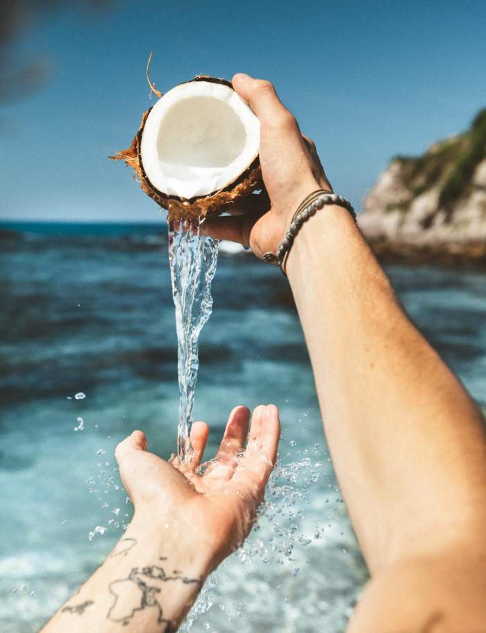 Cât de sănătoasă este apa de cocos. Recomandările făcute de nutrițIonişti