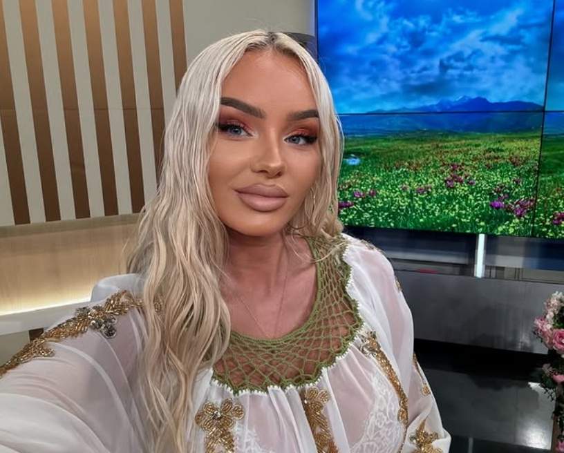 maria constantin selfie in costum popular