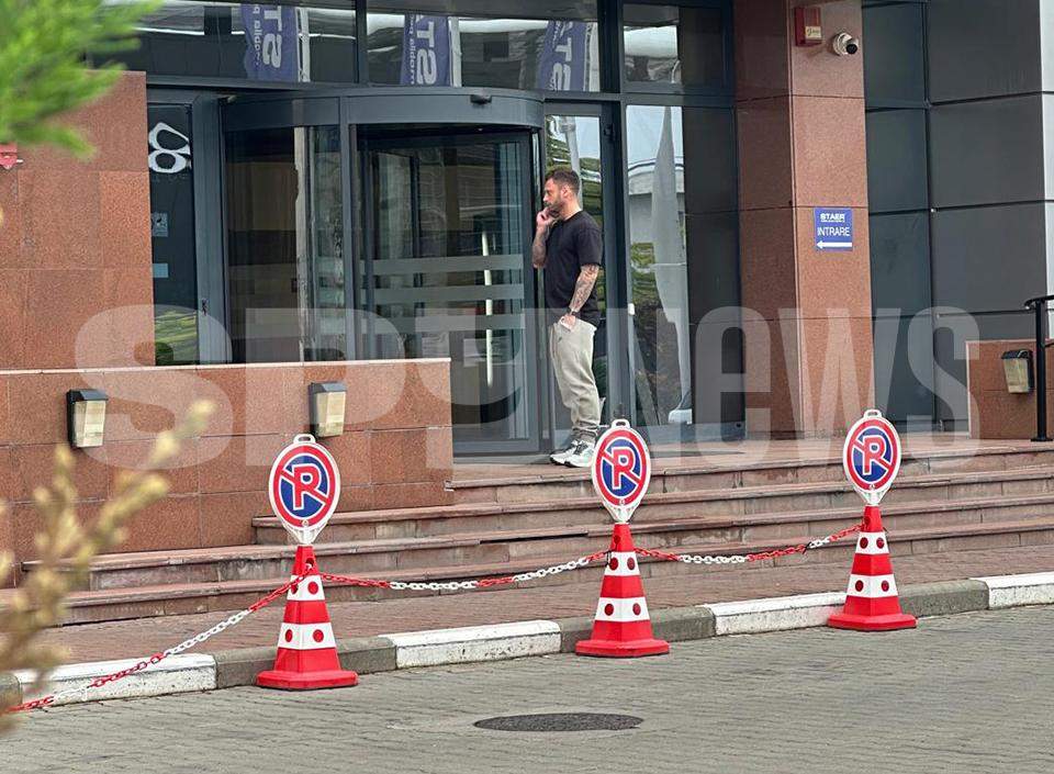 Imagini rare și exclusive cu fratele mai mic al lui Radu Vâlcan. Cristi lucrează și el la Antena și arată ca un manechin! / VIDEO
