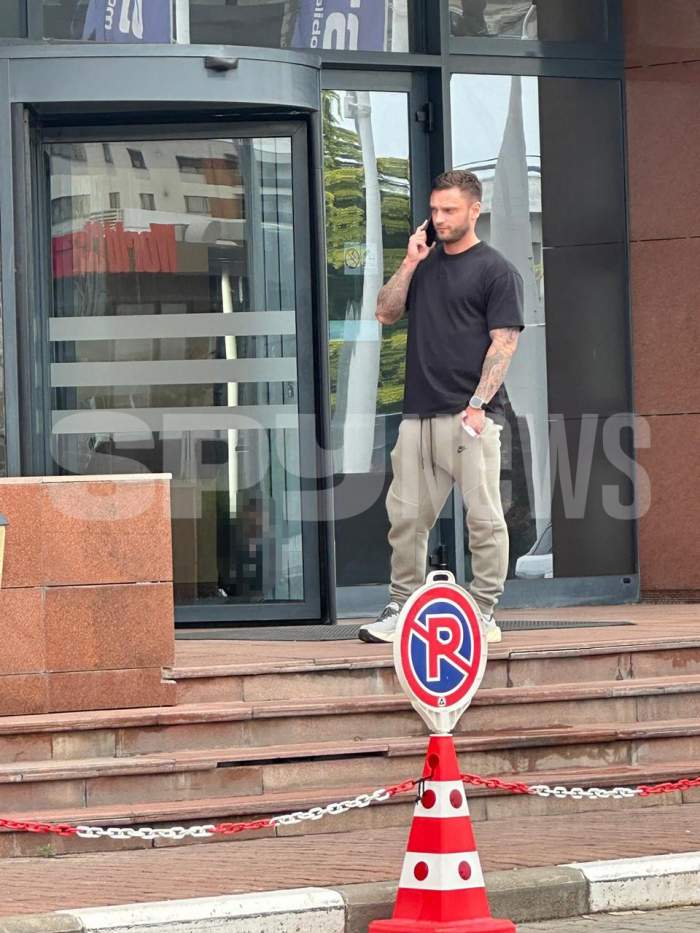 Imagini rare și exclusive cu fratele mai mic al lui Radu Vâlcan. Cristi lucrează și el la Antena și arată ca un manechin! / VIDEO