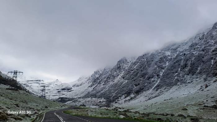 Locul din România unde a nins în luna mai! Suntem aproape la finalul primăverii, dar pe pământ s-a depus un strat de zăpadă de 10 centimetri / FOTO