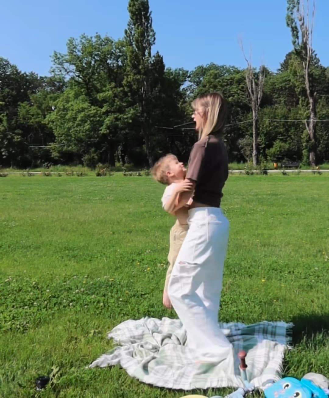 Cum au petrecut vedetele, alături de copiii lor, ziua de 1 Iunie. Mirela Vaida a plecat în vacanță cu familia