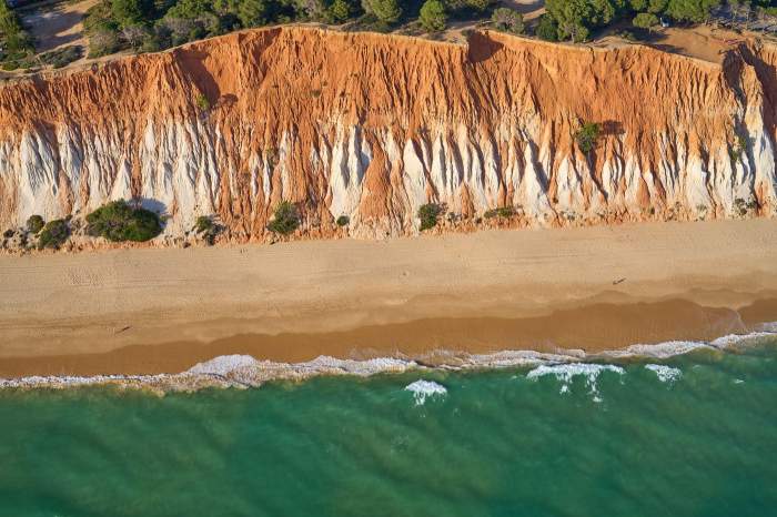 Incredibil de colorată Praia da Falésia (Plaja Falezei). Albufeira, Algarve, Portugalia