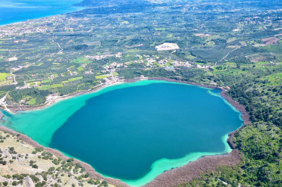 Peisaj aerian al lacului Kournas de pe insula Creta