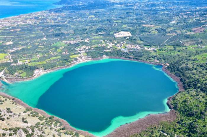 Peisaj aerian al lacului Kournas de pe insula Creta
