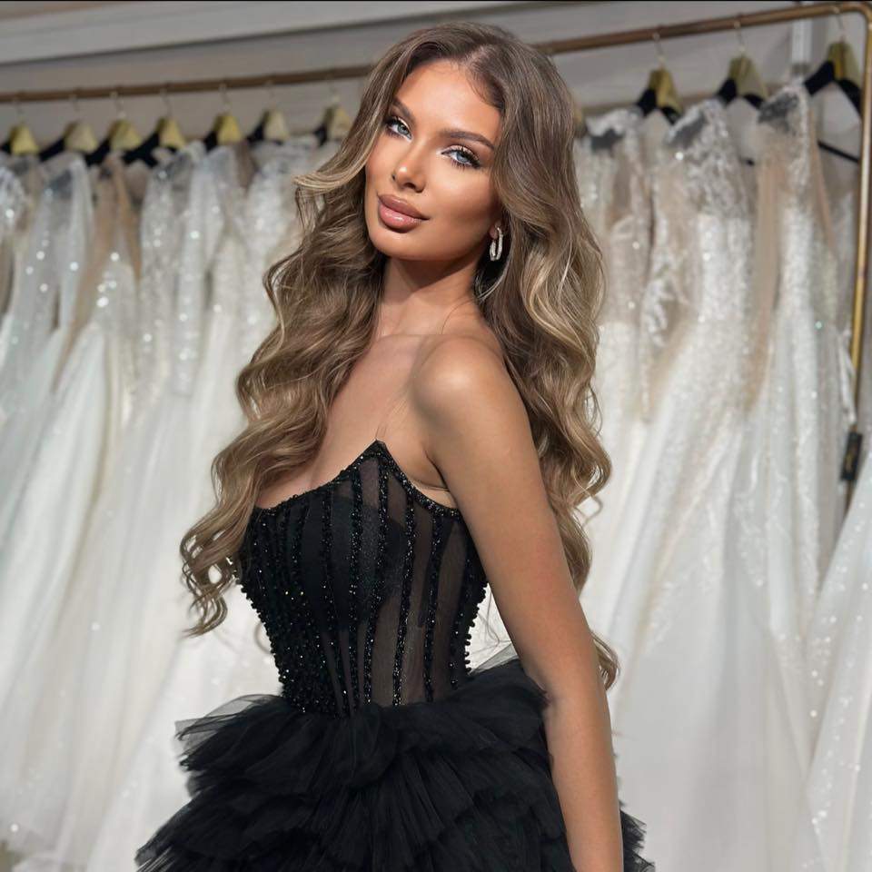 Nicolle poartă o rochie elehanta