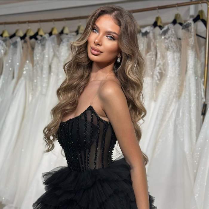 Nicolle poartă o rochie elehanta