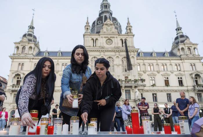 Persoane îndurerate aprind lumânări marți, 10 iunie 2025, ca parte a unei mări de lumini ca răspuns la un atac care a provocat moartea a 11 persoane la o școală din Graz, Austria